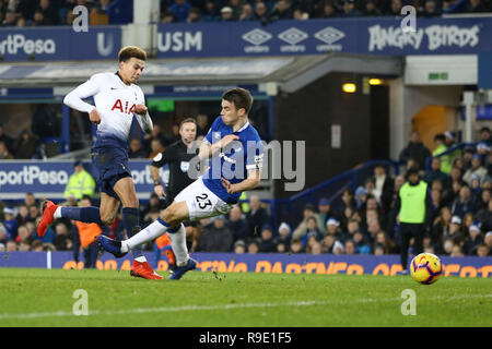 Liverpool, Royaume-Uni. Dec 23, 2018. Alli Dele de Tottenham Hotspur les pousses et les équipes de marque son 2ème but pour le rendre 1-2. Premier League, Everton v Tottenham Hotspur à Goodison Park à Liverpool le dimanche 23 décembre 2018. Photos par Chris Stading/Andrew Orchard la photographie de sport/Alamy Live News cette image ne peut être utilisé qu'à des fins rédactionnelles. Usage éditorial uniquement, licence requise pour un usage commercial. Aucune utilisation de pari, de jeux ou d'un seul club/ligue/dvd publications. Crédit : Andrew Orchard la photographie de sport/Alamy Live News Banque D'Images