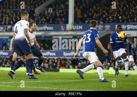 Liverpool, Royaume-Uni. Dec 23, 2018. Harry Kane de Tottenham Hotspur (2l) les pousses et les équipes de marque son 3ème but pour le rendre 1-3. Premier League, Everton v Tottenham Hotspur à Goodison Park à Liverpool le dimanche 23 décembre 2018. Photos par Chris Stading/Andrew Orchard la photographie de sport/Alamy Live News cette image ne peut être utilisé qu'à des fins rédactionnelles. Usage éditorial uniquement, licence requise pour un usage commercial. Aucune utilisation de pari, de jeux ou d'un seul club/ligue/dvd publications. Crédit : Andrew Orchard la photographie de sport/Alamy Live News Banque D'Images