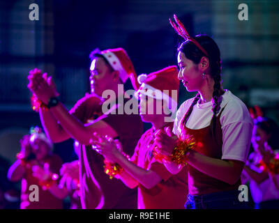 Chantaburi, Thaïlande. Dec 23, 2018. Le spectacle de Noël à la Cathédrale de l'Immaculée Conception's Christmas Fair à Chantaburi. Cathédrale de l'Immaculée Conception organise son festival annuel de Noël cette année, appelé 'Sweet @ Noël Chantaburi 2018''. La Cathédrale est la plus grande église catholique en Thaïlande et a été fondée il y a plus de 300 ans, par des catholiques vietnamiens qui se sont installés en Thaïlande, Siam. Crédit : Jack Kurtz/ZUMA/Alamy Fil Live News Banque D'Images