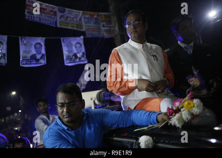 Dhaka, Bangladesh. Dec 23, 2018. D'Awami candidat sélectionné Haji Mohammad Salim campagne vieille ville Lalbag en avant de la 11e élection parlementaire le 30 décembre. Credit : MD Mehedi Hasan/ZUMA/Alamy Fil Live News Banque D'Images