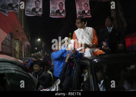 Dhaka, Bangladesh. Dec 23, 2018. D'Awami candidat sélectionné Haji Mohammad Salim campagne vieille ville Lalbag en avant de la 11e élection parlementaire le 30 décembre. Credit : MD Mehedi Hasan/ZUMA/Alamy Fil Live News Banque D'Images