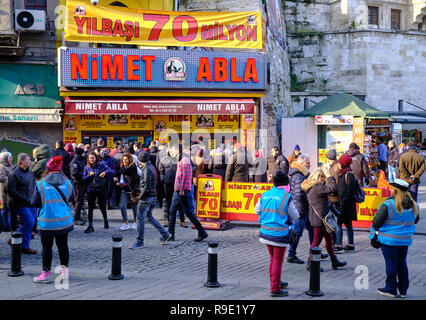 Istanbul, Turquie.. Des milliers d'attendre dans la ligne pour acheter un billet pour la loterie nationale turque's New Year's Eve tirer quelques plus de 3 heures d'attente à partir de la place d'Eminonu à Abla Nimet, une tradition annuelle en raison de la chance que la nature de l'établissement. Banque D'Images