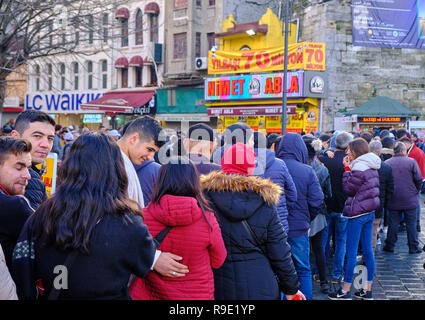 Istanbul, Turquie. Des milliers d'attendre dans la ligne pour acheter un billet pour la loterie nationale turque's New Year's Eve tirer quelques plus de 3 heures d'attente à partir de la place d'Eminonu à Abla Nimet, une tradition annuelle en raison de la chance que la nature de l'établissement. Banque D'Images