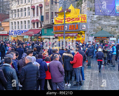 Istanbul, Turquie. Des milliers d'attendre dans la ligne pour acheter un billet pour la loterie nationale turque's New Year's Eve tirer quelques plus de 3 heures d'attente à partir de la place d'Eminonu à Abla Nimet, une tradition annuelle en raison de la chance que la nature de l'établissement. Banque D'Images