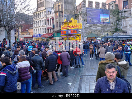 Istanbul, Turquie. Des milliers d'attendre dans la ligne pour acheter un billet pour la loterie nationale turque's New Year's Eve tirer quelques plus de 3 heures d'attente à partir de la place d'Eminonu à Abla Nimet, une tradition annuelle en raison de la chance que la nature de l'établissement. Banque D'Images