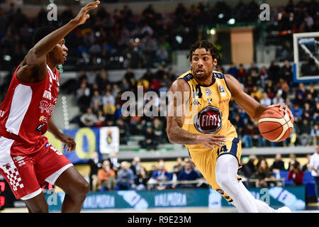 Turin, Italie. Dec 23, 2018. Foto Marco Alpozzi - LaPresse 23 12 2018, Torino, Italia Sport Panier Panier - Satagione 2018 - 2019 - Turin Fiat Vs Pistoia Panier 2000 Nella foto : James Michael Ray McAdoo (Auxilium) Turin Fiat ; Photo Marco Alpozzi - LaPresse 23 décembre 2018 Turin, Italie Serie A Sport Basket Basket - Saison 2018 - 2019 Turin Fiat Vs Pistoia Panier 2000 Dans le pic : James Michael Ray McAdoo (Auxilium Torino Fiat) ; Crédit : LaPresse/Alamy Live News Banque D'Images