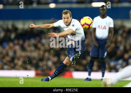 Liverpool, Royaume-Uni. Dec 23, 2018. Harry Kane de Tottenham Hotspur prend une tentative de but mais rate la cible. Premier League, Everton v Tottenham Hotspur à Goodison Park à Liverpool le dimanche 23 décembre 2018. Photos par Chris Stading/Andrew Orchard la photographie de sport/Alamy Live News cette image ne peut être utilisé qu'à des fins rédactionnelles. Usage éditorial uniquement, licence requise pour un usage commercial. Aucune utilisation de pari, de jeux ou d'un seul club/ligue/dvd publications. Crédit : Andrew Orchard la photographie de sport/Alamy Live News Banque D'Images