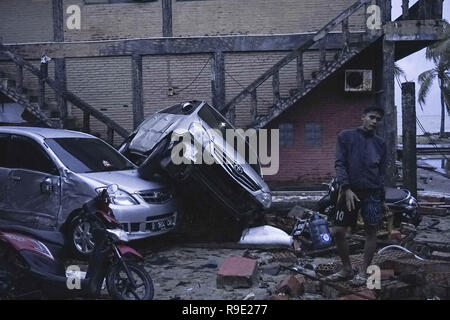 Jakarta, Indonésie, Banten. Dec 23, 2018. BANTEN, INDONÉSIE - 23 DÉCEMBRE : un tsunami a frappé l'Indonésie, l'étendue du détroit de la sonde entre les îles de Java et Sumatra, dans la nuit du 22 décembre, heure locale à Anyer, province de Banten, en Indonésie le 23 décembre 2018.D'après les premières informations, il semble qu'un glissement de terrain sous-marin a été déclenché par l'activité volcanique sur le site du tristement célèbre volcan Krakatoa Anak Krakatau, spécifiquement, le volcan en éruption de plus en plus fréquemment bébé dans le coeur de l'ancienne anéantis, plus grand édifice. Ce glissement éloigne beaucoup de wate Banque D'Images