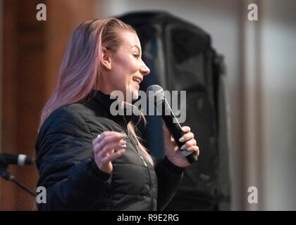 Manama, Bahreïn. Dec 21, 2018. Comédien Jessiemae Peluso effectue au cours de l'USO spectacle de Noël pour les membres de service déployée le 21 décembre, 2018 dans Vaernes, la Norvège. Cette année, les acteurs du spectacle : Milo Ventimiglia, Wilmer Valderrama, DJ J Dayz, Nord l'homme sur terre Matt Fraser, 3 fois médaillé d'or olympique Shaun White, chanteuse de musique Country Kellie Pickler, et comédien Jessiemae Peluso. Credit : Planetpix/Alamy Live News Banque D'Images