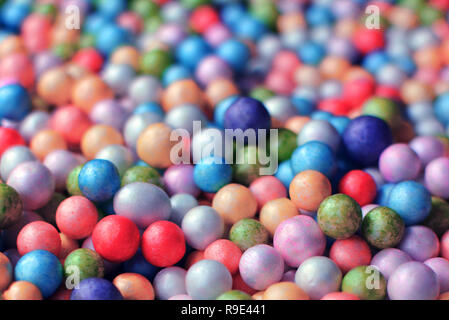 A proximité de plusieurs petites boules de mousse colorée comme arrière-plan approprié Banque D'Images