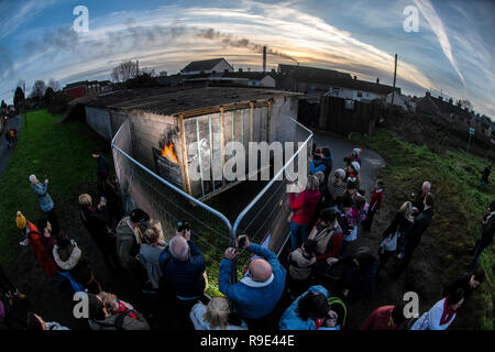 Les gens se rassemblent autour de clôtures érigés pour protéger le dernier dessin de l'artiste Banksy sur un mur de garage dans la région de Port Talbot Taibach en Galles du Sud. Banque D'Images