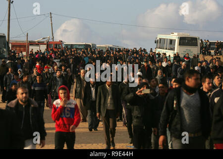 Gaza, la Palestine. 21Th Décembre 2018 Palestiniens participer à des manifestations contre les forces israéliennes près de la frontière entre Israël et Gaza, à Rafa Banque D'Images