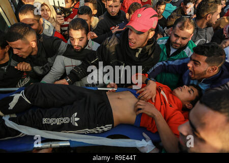 Gaza, la Palestine. 21Th Décembre 2018 Un Palestinien blessé est effectué après l'intervention des forces israéliennes au cours de protester à l'intérieur de la 'Grande marche de Retu Banque D'Images