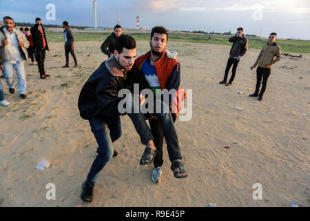 Gaza, la Palestine. 21Th Décembre 2018 Un Palestinien blessé est effectué après l'intervention des forces israéliennes au cours de protester à l'intérieur de la 'Grande marche de Retu Banque D'Images