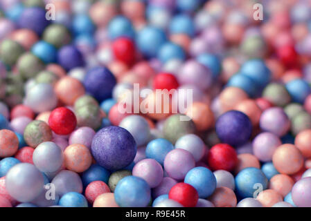 A proximité de plusieurs petites boules de mousse colorée comme arrière-plan approprié Banque D'Images