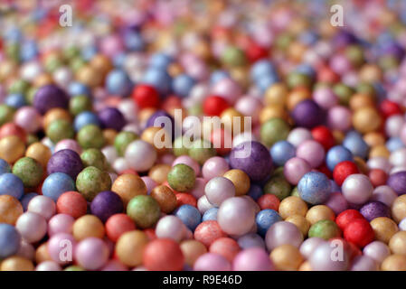 A proximité de plusieurs petites boules de mousse colorée comme arrière-plan approprié Banque D'Images