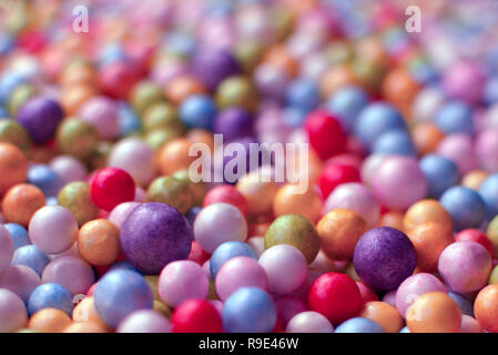 A proximité de plusieurs petites boules de mousse colorée comme arrière-plan approprié Banque D'Images