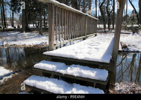 La passerelle est couverte de neige. Banque D'Images