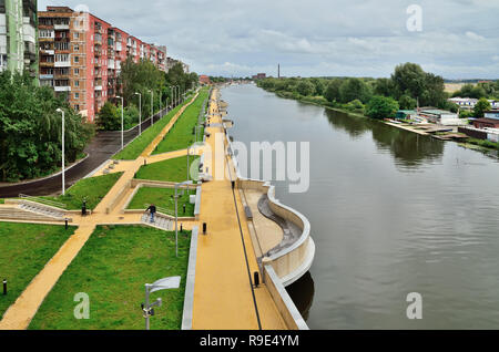 Kaliningrad, Russie - 18 août 2016 : les gens marcher sur la nouvelle promenade Amiral tributs, l'endroit préféré de repos Banque D'Images