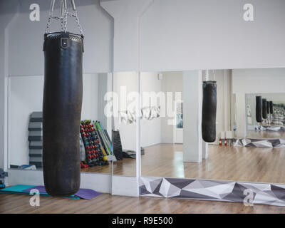 Punching bag hanging in fight club fitness avec effet miroir miroir à l'infini Banque D'Images
