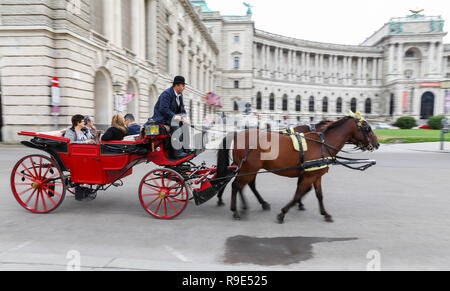 Vienne, Autriche - 26 août 2018 : Les gens en tournée dans l'entraîneur de la Hofburg Banque D'Images