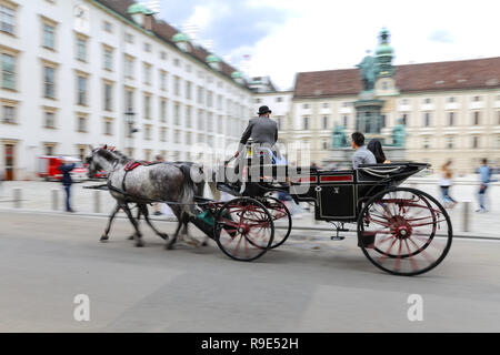 Vienne, Autriche - 26 août 2018 : Les gens en tournée dans l'entraîneur de la Hofburg Banque D'Images