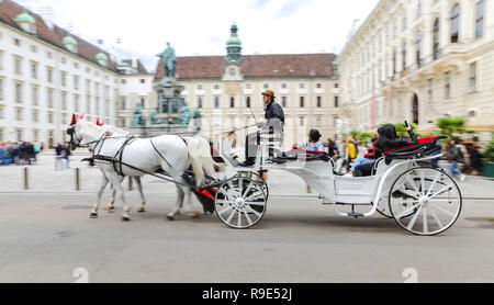 Vienne, Autriche - 26 août 2018 : Les gens en tournée dans l'entraîneur de la Hofburg Banque D'Images