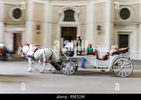 Vienne, Autriche - 26 août 2018 : Les gens en tournée dans l'entraîneur de la Hofburg Banque D'Images