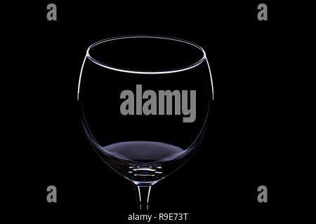 Silhouettes de verres de vin sur un fond noir, minimaliste, l'éclairage de studio Banque D'Images