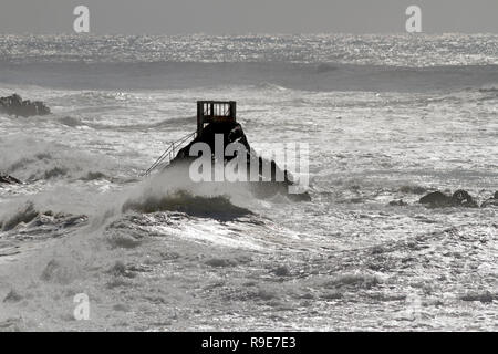 Plage de Vila do Conde, Nord du Portugal, à la fin de l'hiver voir belvedere et grosse mer avec sparkles Banque D'Images