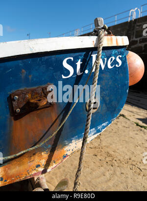 St.ives bateau de pêche en St.ives Harbour sur les ancrages dans ciel bleu Banque D'Images