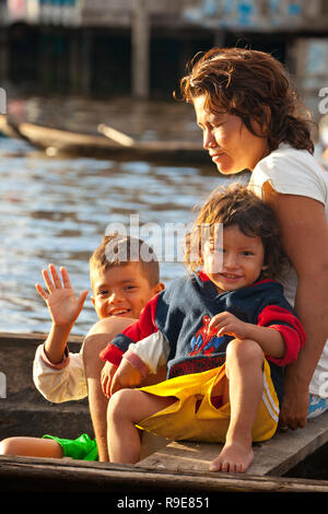 Les enfants forme et souriant de l'intérieur d'une pirogue au Belen au Pérou Banque D'Images