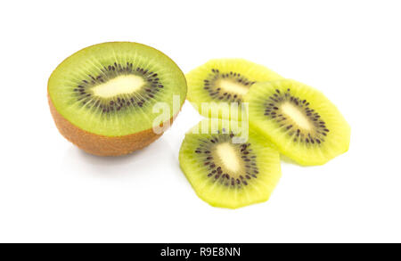 La moitié de la santé de kiwis avec peau velue, péricarpe vert et la graine noire, avec trois tranches de fruits sur un fond blanc Banque D'Images