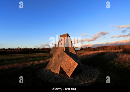 Coucher de soleil sur la pyramide d'hiver sculpture, Ferry Meadows country park, Peterborough, Cambridgeshire, Angleterre, RU Banque D'Images