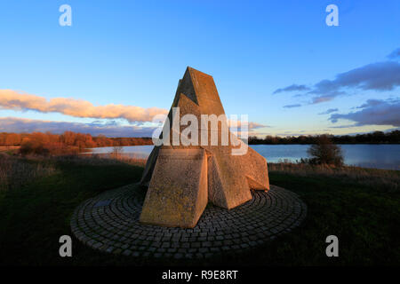 Coucher de soleil sur la pyramide d'hiver sculpture, Ferry Meadows country park, Peterborough, Cambridgeshire, Angleterre, RU Banque D'Images