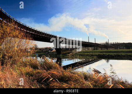 Le pont sur la rivière Nene, Whittlesey, Cambridgeshire, Angleterre, Royaume-Uni Banque D'Images