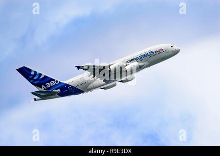 Un avion de ligne Airbus A380 montées loin après le décollage, ce qui donne une vue de côté et montrant les fenêtres des deux ponts de passagers. Banque D'Images