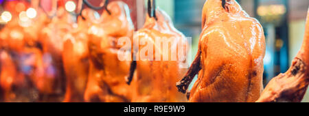 Le canard de Pékin est la cuisson au four, se préparer à servir sur le coût BANNER, format long Banque D'Images