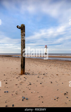 Point d'Ayr phare de Talacre Beach sur la côte du Pays de Galles du Nord sur la th Banque D'Images
