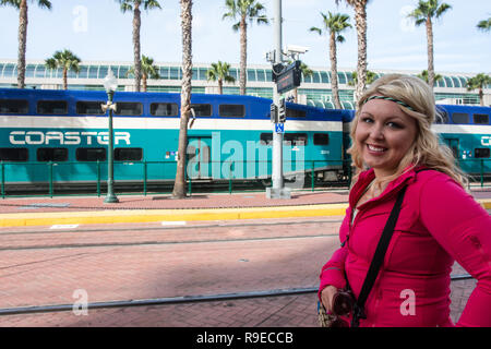 1 MAI 2017 - San Diego, CA : Une blonde femme adulte se trouve près de la zone d'embarquement pour le train de voyageurs Amtrak Coaster Banque D'Images