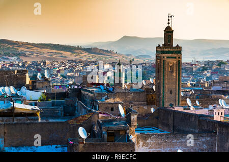 Cityscape sur les toits de plus grande médina de Fès, Maroc, Afrique Banque D'Images