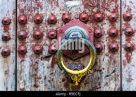 Vieille rue étroite de la plus grande médina dans les mondes, l'Unesco, Fès, Maroc, Afrique Banque D'Images