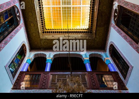 Vue intérieure d'un riad dans la médina de Fès, la médina est inscrite au Patrimoine Mondial de l'UNESCO, Fès, Maroc, Afrique Banque D'Images