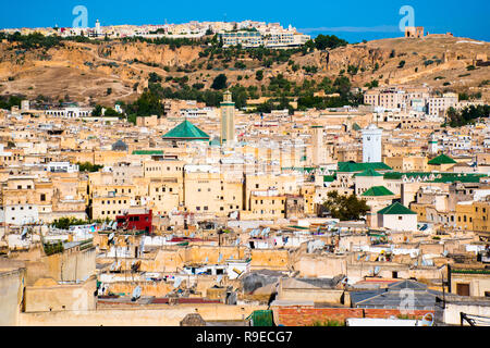 Cityscape sur les toits de plus grande médina de Fès, Maroc, Afrique Banque D'Images