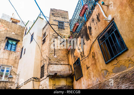 Vieille rue étroite de la plus grande médina dans les mondes, l'Unesco, Fès, Maroc Banque D'Images