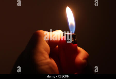 À partir de la flamme d'un briquet Banque D'Images