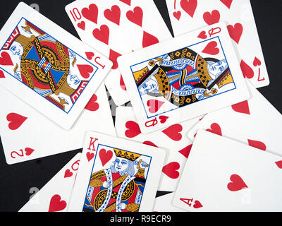 Poker, jeu de cartes français, dispersés sur une surface en ardoise noire Banque D'Images