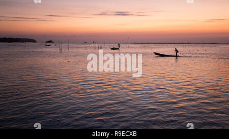 Coucher du soleil sur la mer de l'île de Nusa Lembongan, l'Indonésie Banque D'Images