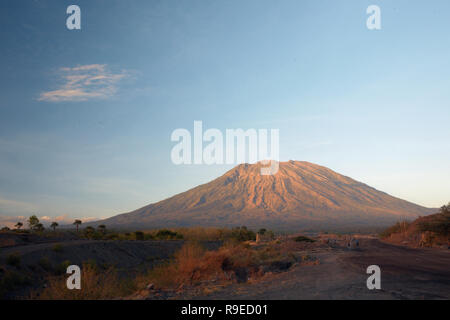 Vue sur le volcan Agung de l'île de Bali, en Indonésie avant l'éruption Banque D'Images