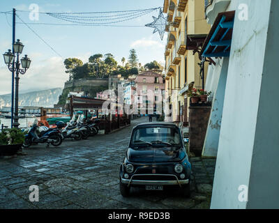 Fiat 500 Classic voiture garée dans une rue de Marina Grande, Sorrente, Campanie, Italie Banque D'Images